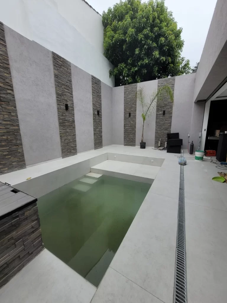 Piscina en patio de vivienda construida en steel framing