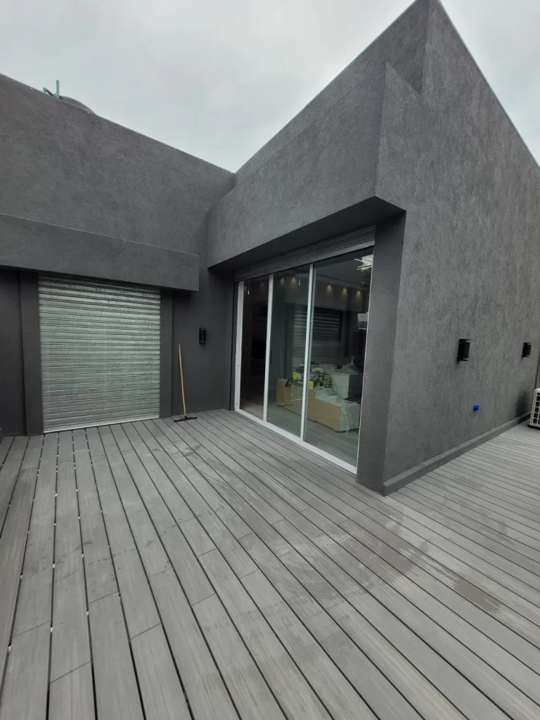 Patio terraza vivienda de dos plantas steel framing
